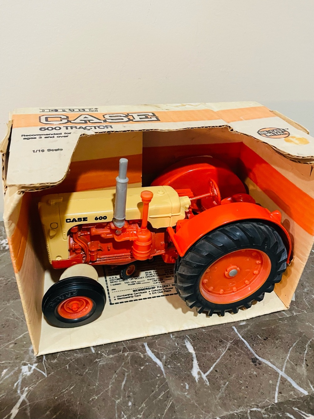 1986 ERTL Orange CASE 600 Diecast Tractor Model NRFB